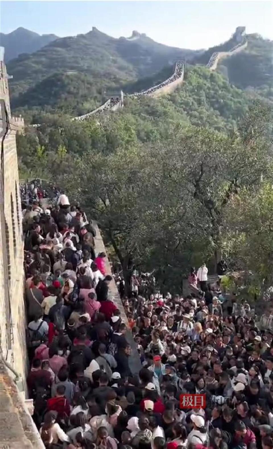 八达岭长城假期“人山人海”？景区：未到限流标准，也可夜游长城